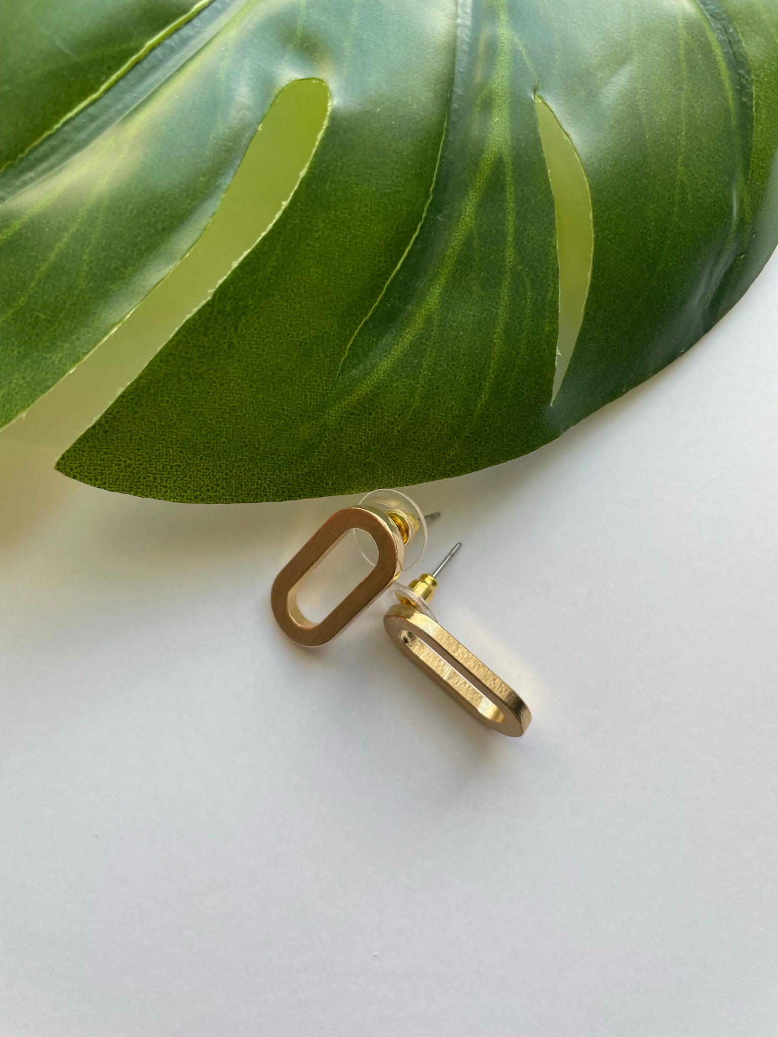 CHIC OVAL STUD EARRING